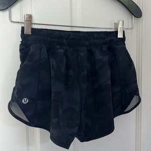 Camo, mid-rise fitting.